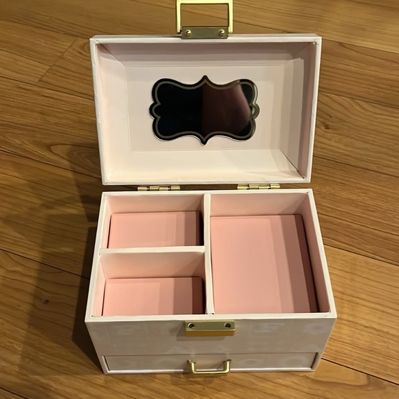 Little girl jewelry box. FAO Schwarz pink accessory jewelry box - Picture 1 of 6